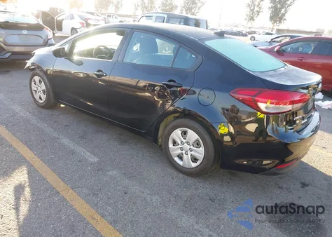 2018 Kia Forte Lx z USA, uszkodzony, nr VIN 3KPFK4A74JE230561